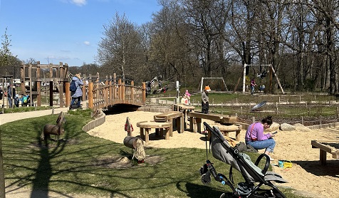 ワジェンキ公園の子供の遊び場を撮影した写真